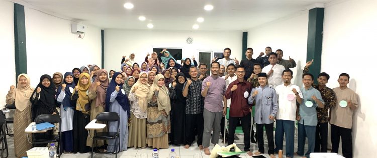 Training Leadership, Teamwork, and Creative Teaching Guru dan Karyawan Pesantren An Nadzir Serang Banten